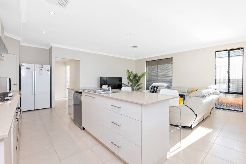 132 Rossiter Avenue, PIARA WATERS, WA 6112 AUS