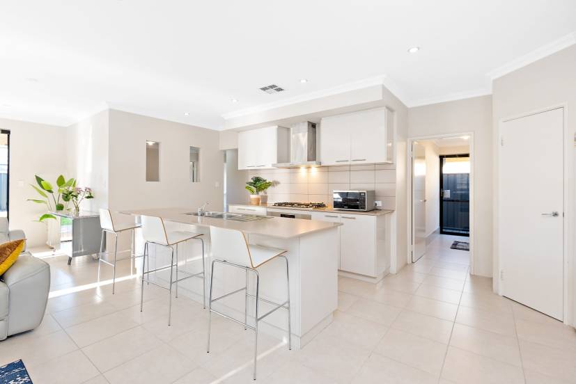 132 Rossiter Avenue, PIARA WATERS, WA 6112 AUS