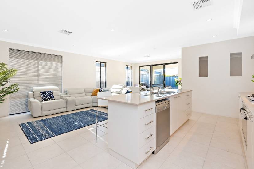 132 Rossiter Avenue, PIARA WATERS, WA 6112 AUS