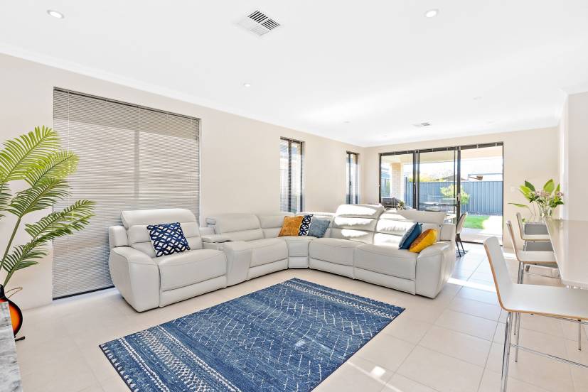 132 Rossiter Avenue, PIARA WATERS, WA 6112 AUS