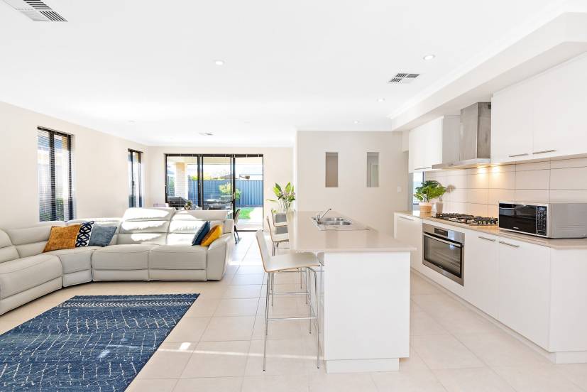 132 Rossiter Avenue, PIARA WATERS, WA 6112 AUS