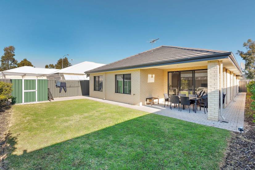 132 Rossiter Avenue, PIARA WATERS, WA 6112 AUS