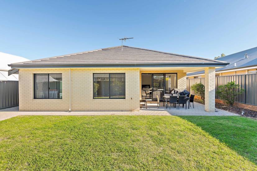 132 Rossiter Avenue, PIARA WATERS, WA 6112 AUS