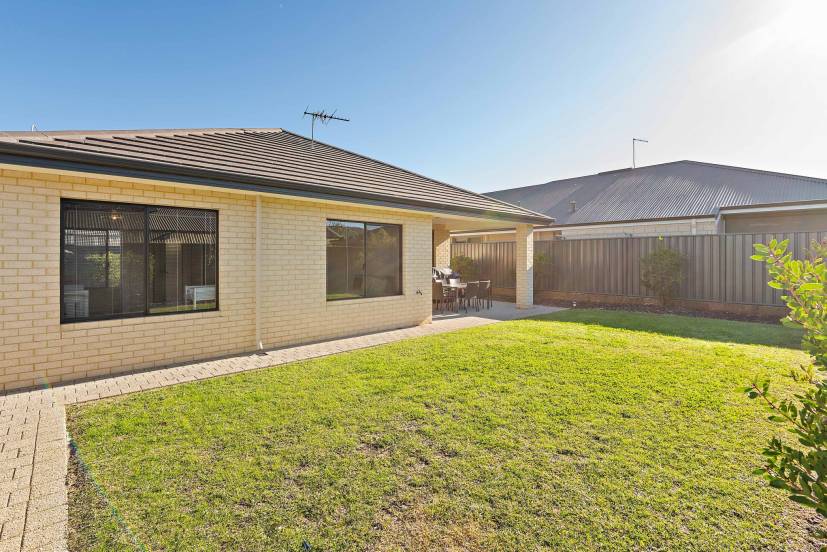 132 Rossiter Avenue, PIARA WATERS, WA 6112 AUS