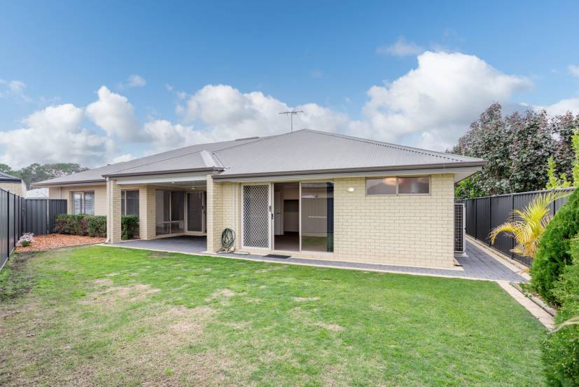 4 Flindell Way, PIARA WATERS, WA 6112 AUS