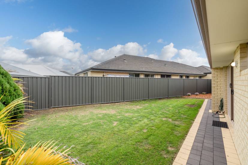 4 Flindell Way, PIARA WATERS, WA 6112 AUS