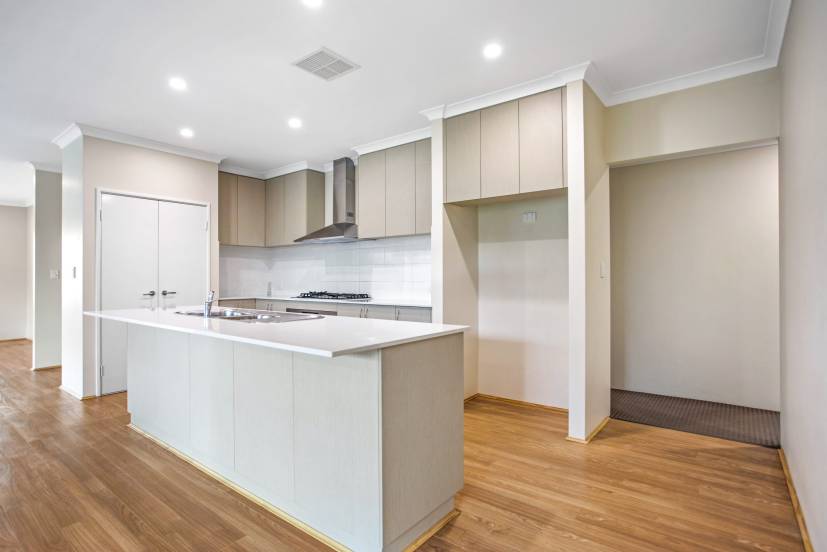 4 Flindell Way, PIARA WATERS, WA 6112 AUS