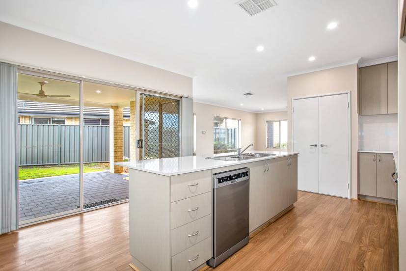 4 Flindell Way, PIARA WATERS, WA 6112 AUS
