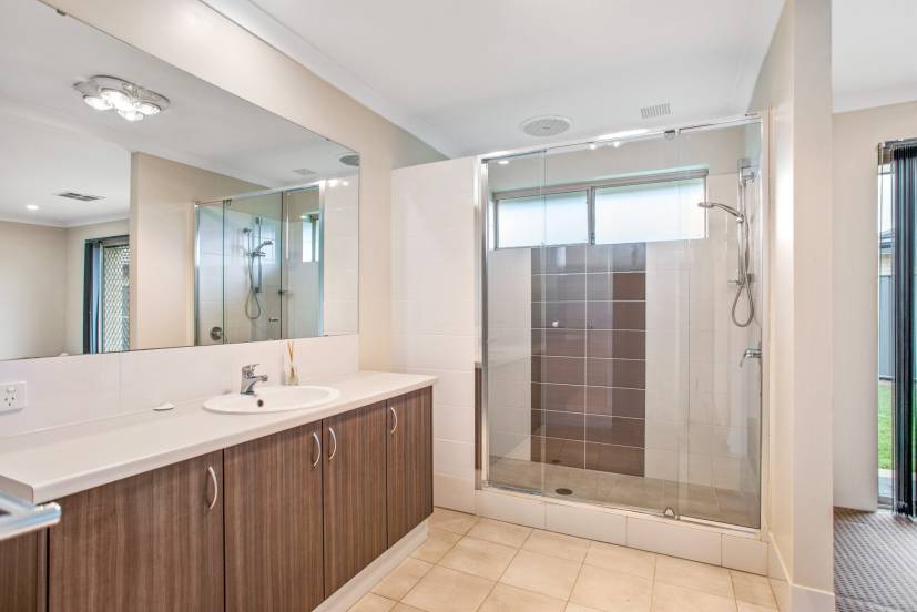 4 Flindell Way, PIARA WATERS, WA 6112 AUS