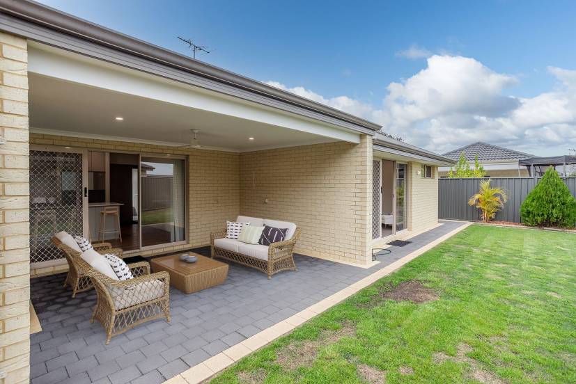 4 Flindell Way, PIARA WATERS, WA 6112 AUS