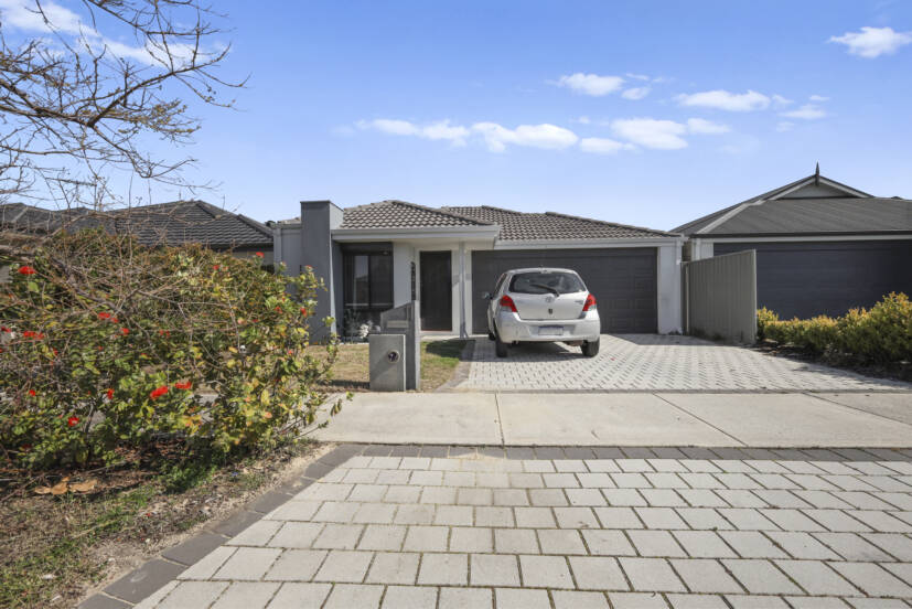 11 Sweetgum Way, PIARA WATERS, WA 6112 AUS