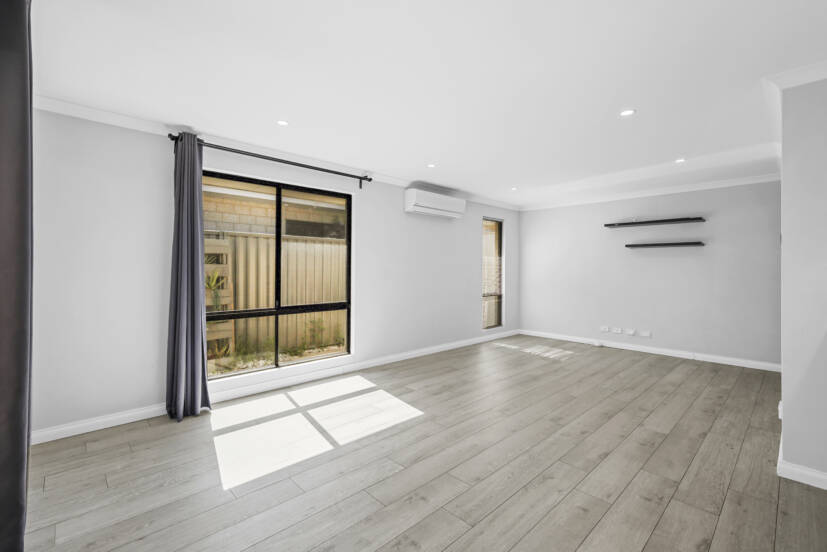 11 Sweetgum Way, PIARA WATERS, WA 6112 AUS