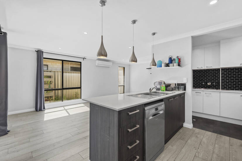 11 Sweetgum Way, PIARA WATERS, WA 6112 AUS