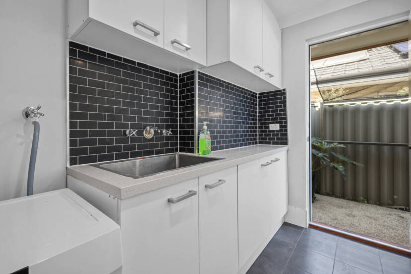 11 Sweetgum Way, PIARA WATERS, WA 6112 AUS