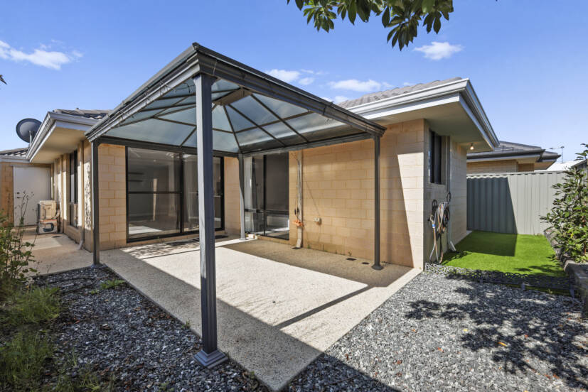 11 Sweetgum Way, PIARA WATERS, WA 6112 AUS