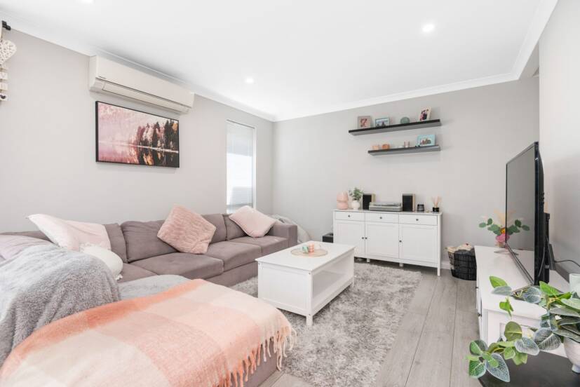 11 Sweetgum Way, PIARA WATERS, WA 6112 AUS