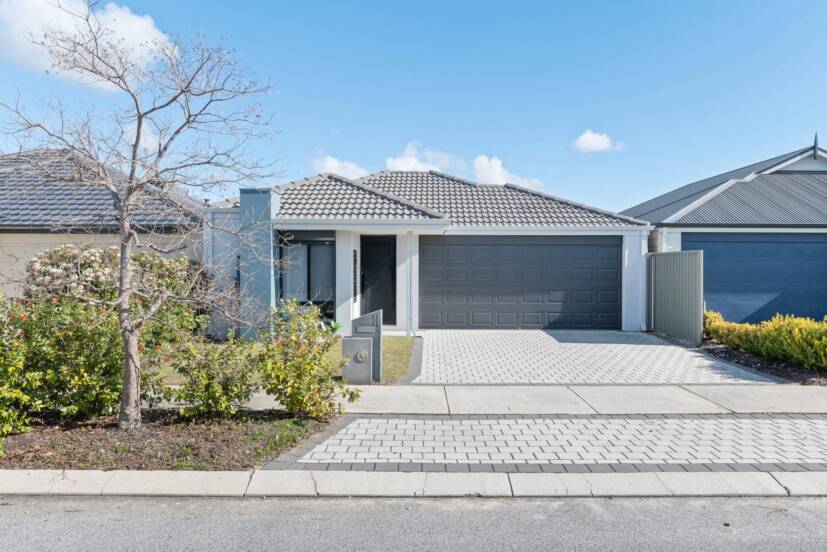 11 Sweetgum Way, PIARA WATERS, WA 6112 AUS