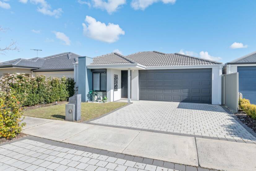11 Sweetgum Way, PIARA WATERS, WA 6112 AUS
