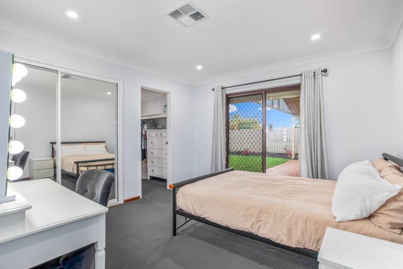 25 Storey Road, THORNLIE, WA 6108 AUS