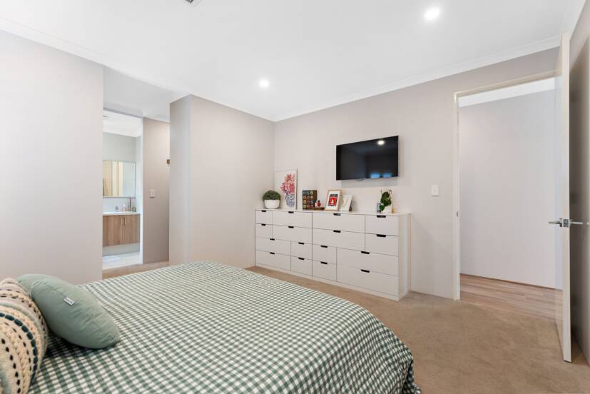 18 Woodloes Street, PIARA WATERS, WA 6112 AUS