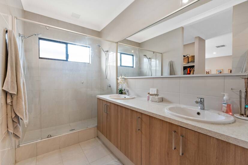 18 Woodloes Street, PIARA WATERS, WA 6112 AUS