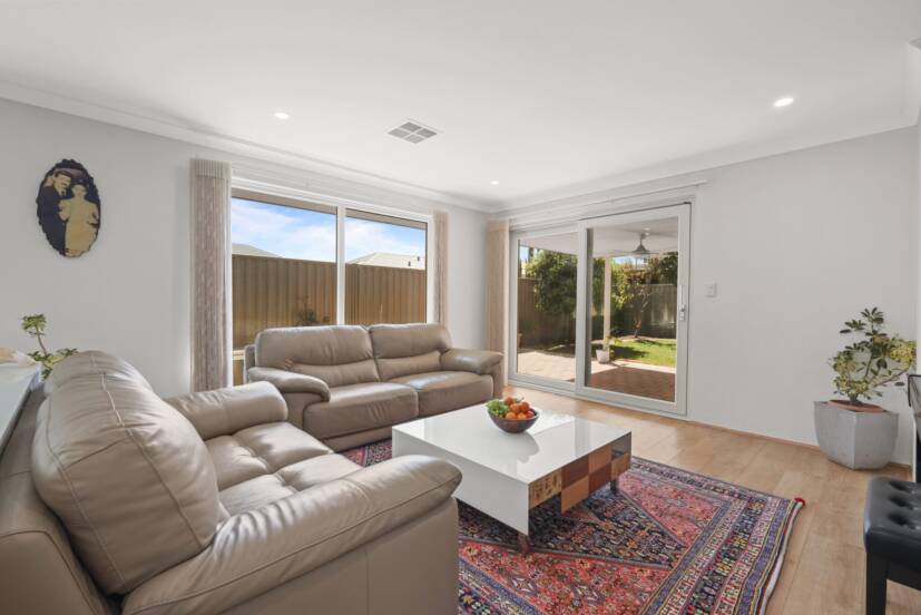 17 Wycliffe Turn, PIARA WATERS, WA 6112 AUS