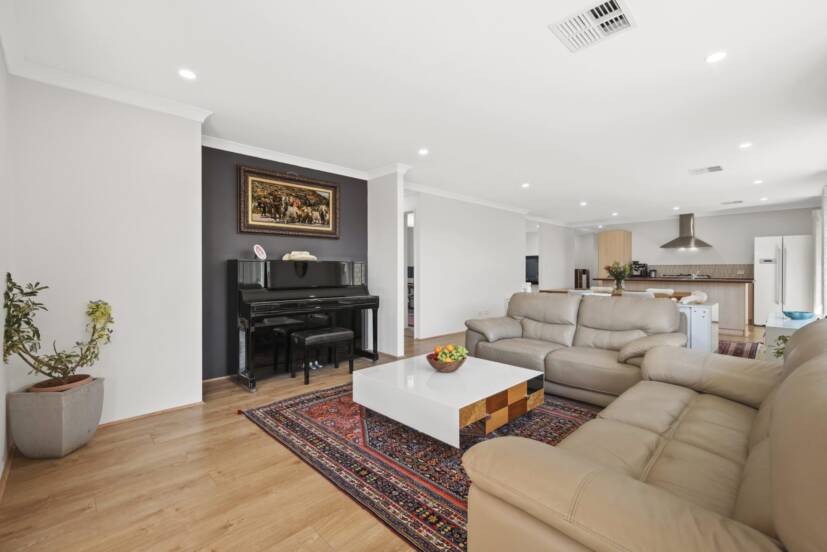 17 Wycliffe Turn, PIARA WATERS, WA 6112 AUS