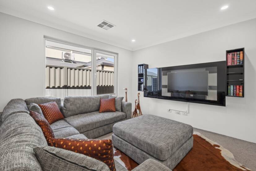 17 Wycliffe Turn, PIARA WATERS, WA 6112 AUS