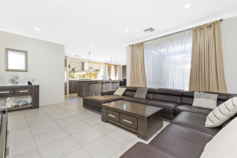 1 Torino Crescent, PIARA WATERS, WA 6112 AUS