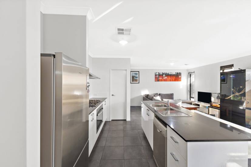 42 Carbeen View, PIARA WATERS, WA 6112 AUS