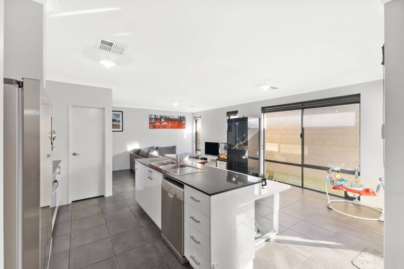 42 Carbeen View, PIARA WATERS, WA 6112 AUS