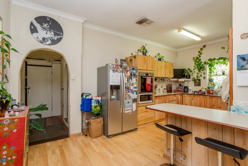 84 The Crescent, MADDINGTON, WA 6109 AUS