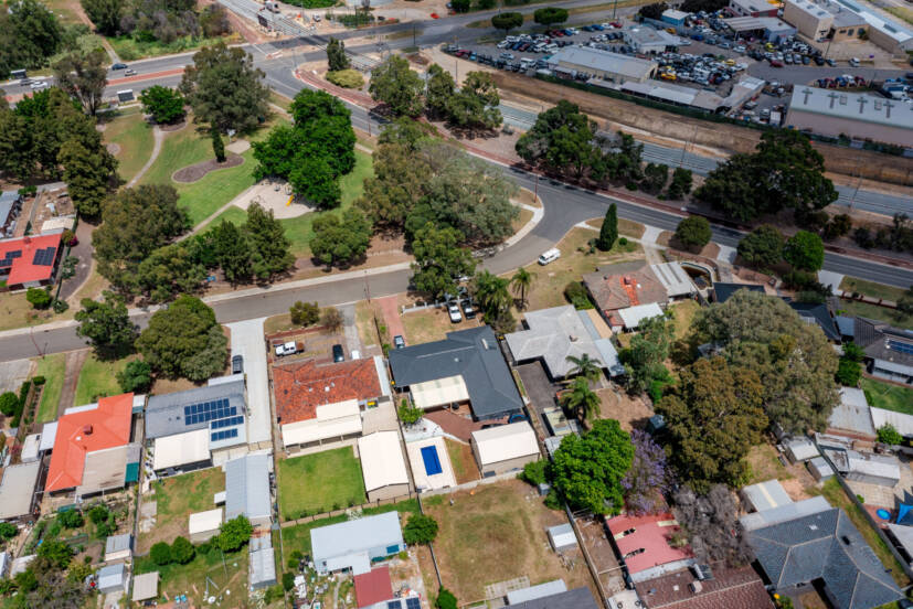 84 The Crescent, MADDINGTON, WA 6109 AUS