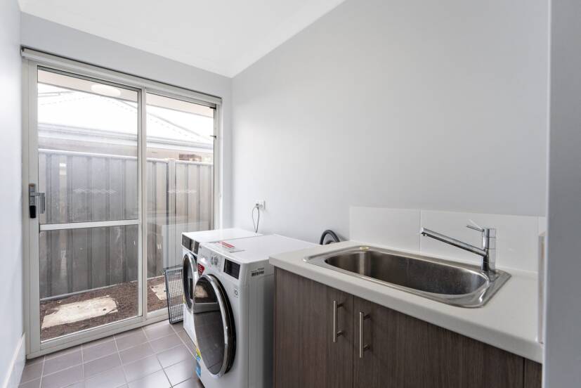 41 Berkshire Approach, PIARA WATERS, WA 6112 AUS
