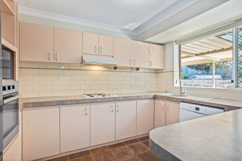 11 Maitland Place, THORNLIE, WA 6108 AUS