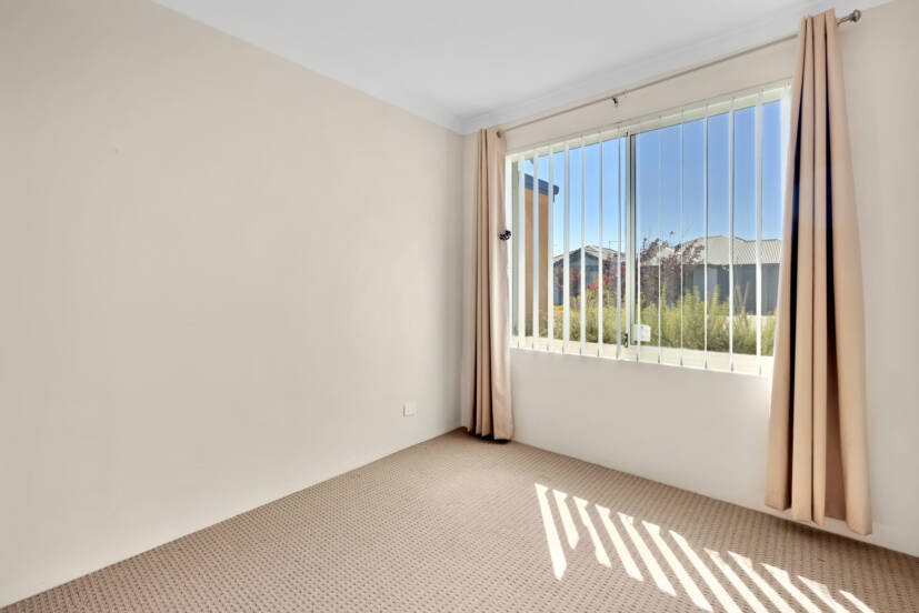 8 Impressa View, PIARA WATERS, WA 6112 AUS
