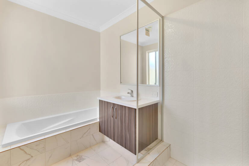8 Impressa View, PIARA WATERS, WA 6112 AUS