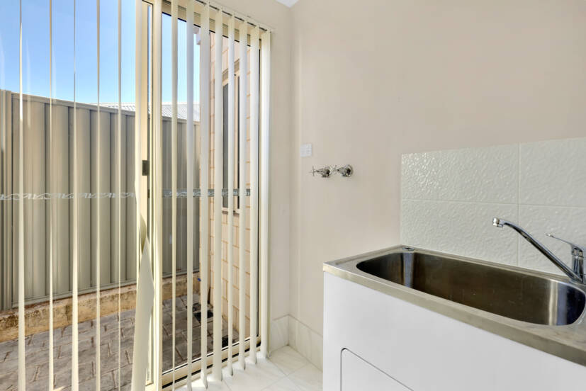 8 Impressa View, PIARA WATERS, WA 6112 AUS