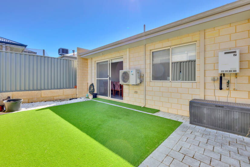 8 Impressa View, PIARA WATERS, WA 6112 AUS