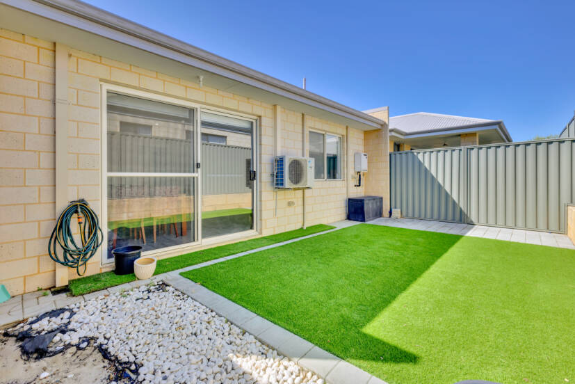 8 Impressa View, PIARA WATERS, WA 6112 AUS