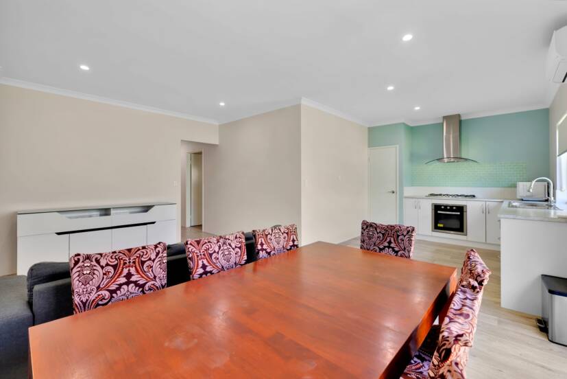 8 Impressa View, PIARA WATERS, WA 6112 AUS
