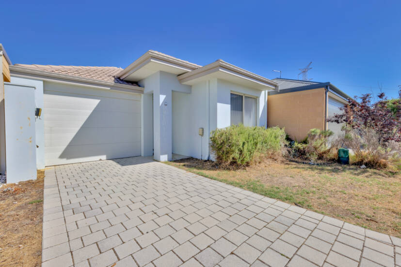 8 Impressa View, PIARA WATERS, WA 6112 AUS