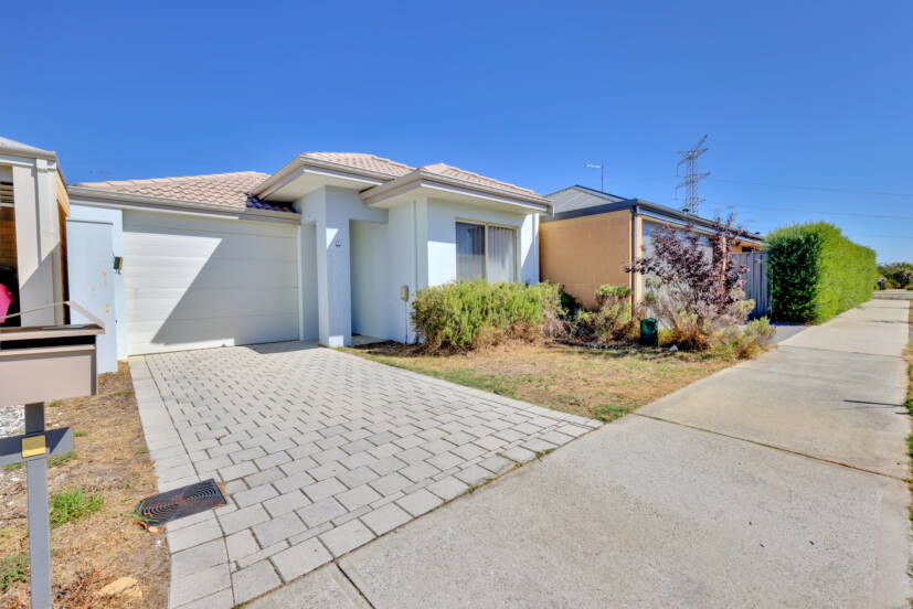 8 Impressa View, PIARA WATERS, WA 6112 AUS