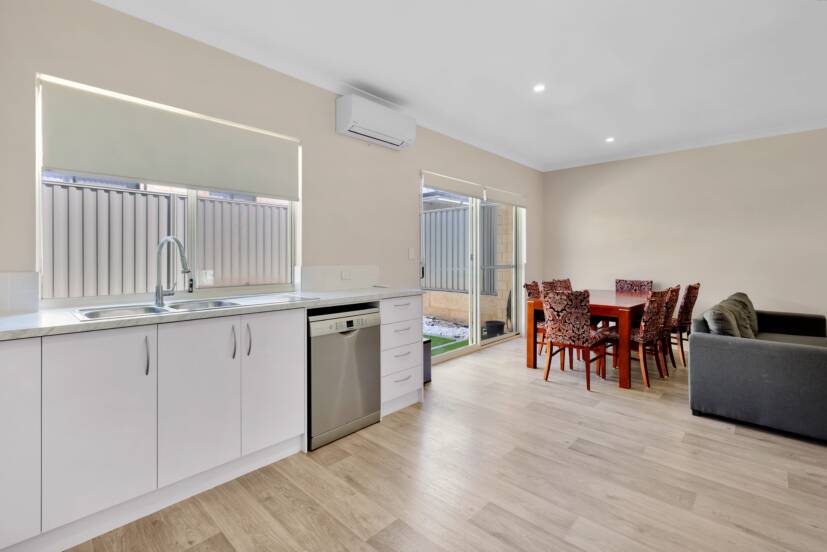 8 Impressa View, PIARA WATERS, WA 6112 AUS