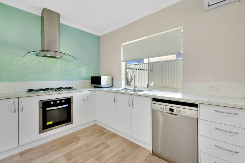8 Impressa View, PIARA WATERS, WA 6112 AUS