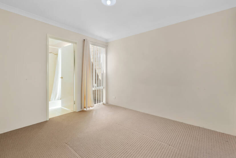 8 Impressa View, PIARA WATERS, WA 6112 AUS
