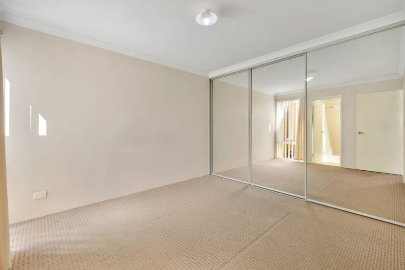 8 Impressa View, PIARA WATERS, WA 6112 AUS