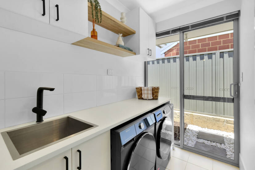 4 Golden Way, PIARA WATERS, WA 6112 AUS