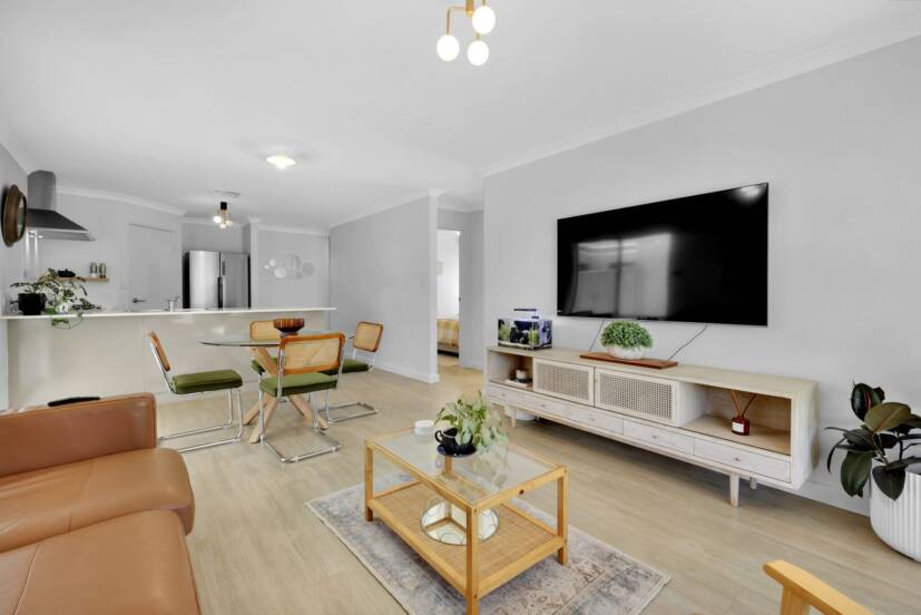 4 Golden Way, PIARA WATERS, WA 6112 AUS