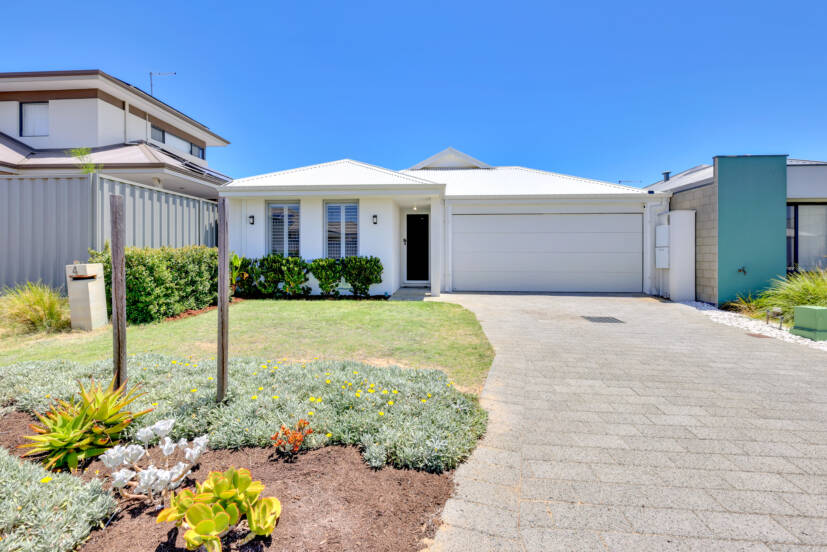 4 Golden Way, PIARA WATERS, WA 6112 AUS